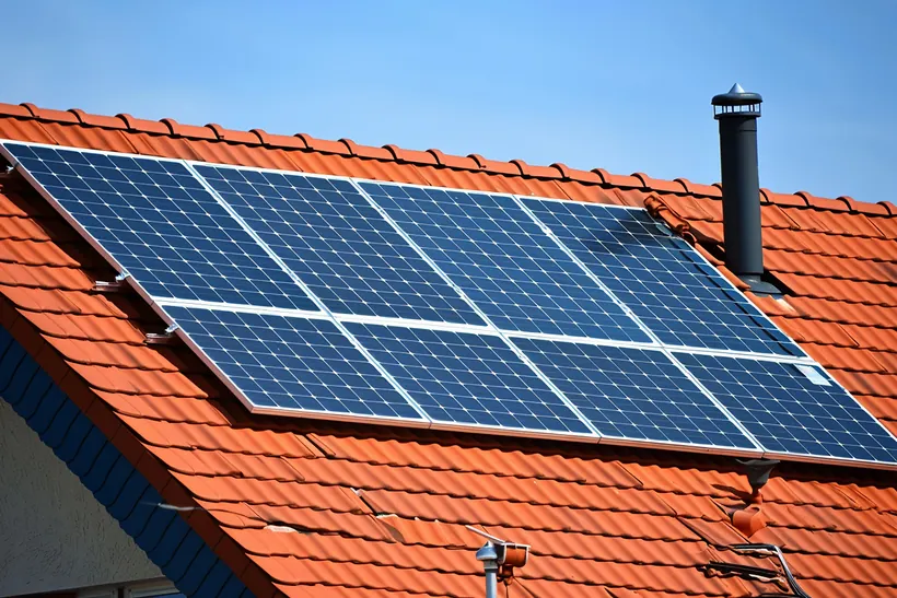 Pannelli fotovoltaici sul tetto di una casa